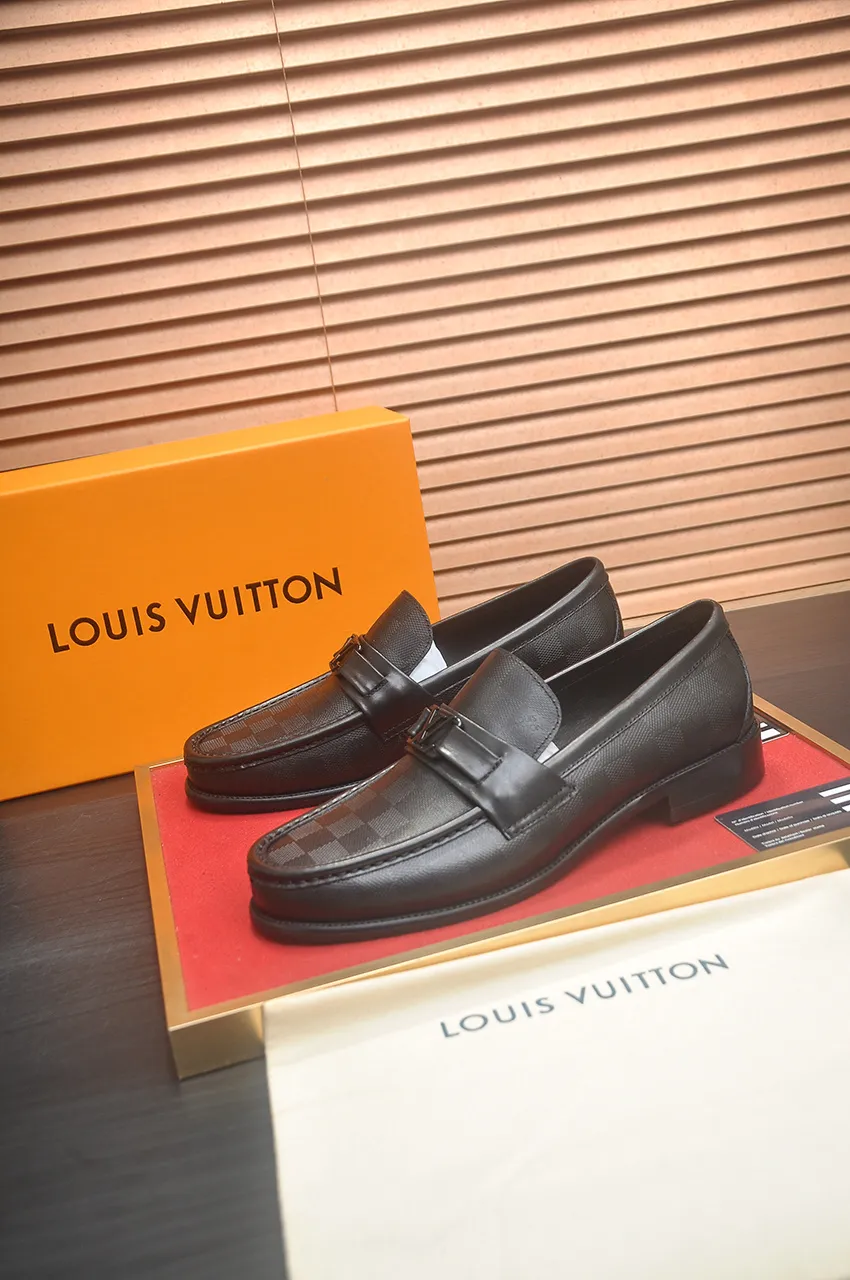 Men's men's shoes 💰540💶 [LV] (original single cowhide lining) 🍀LV's latest genuine leather business suit shoes are launched simultaneously on the official website. The first-layer cowhide imported from Italy is made of heavy gold, 💥official website 1:1 rubber outsole. Versatile to wear, high-end without losing class, and the color combination is extraordinary. This four-season style is alluring when worn on your feet, showing off your big-name flair. Standard code 39-45 (45 customized)
